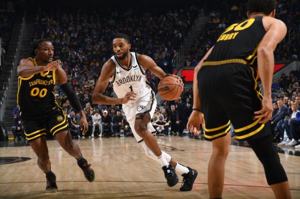 Mikal Bridges #1 of the Brooklyn Nets drives to the basket during the game against the Golden State Warriors.