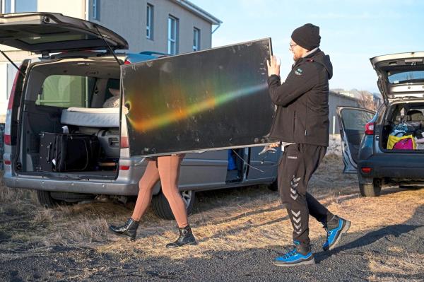 Inhabitants of Grindavik carrying belo<em></em>ngings from their homes to a vehicle after the earthquakes struck.