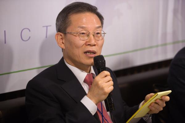 Science and ICT Minister Lee Jong-ho speaks at a press co<em></em>nference in Sejong on Monday. (Yonhap)