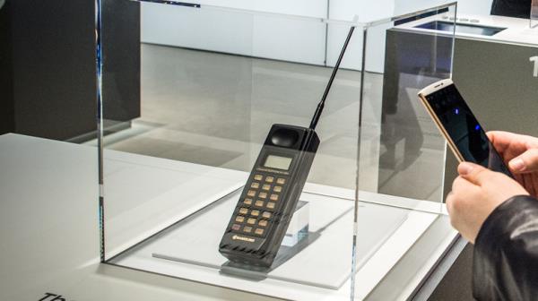 The Samsung SH-100 on display